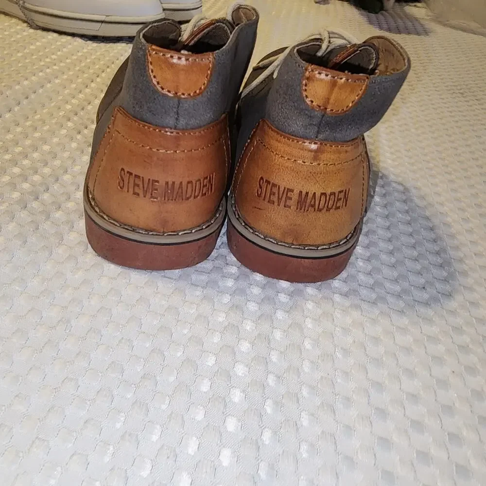 STEVE MADDEN EUC BOYS SIZE 4 GRAY SQUADRON PILIT SHOES